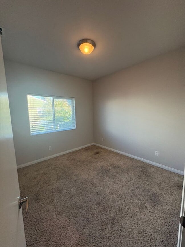 Building Photo - 824 Lawrence Dr