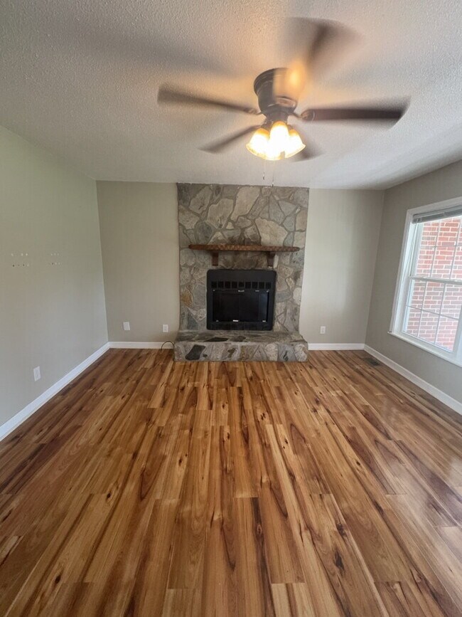 Building Photo - 2530 Country Club Rd