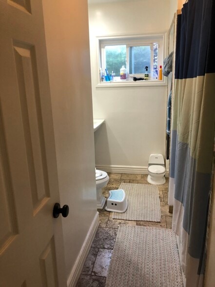 Hallway Bathroom - 5507 Noble Ave