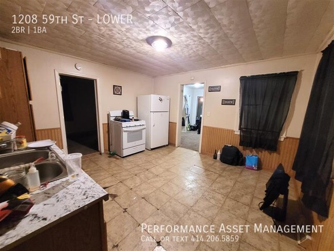 Building Photo - Charming 2-Bedroom Lower Unit Available 1/...