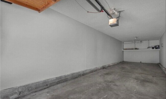 Building Photo - 665 W 21st St