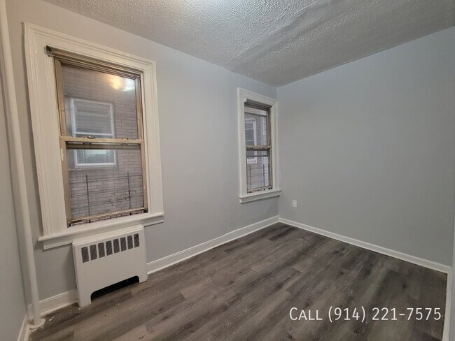 Building Photo - 160 Waverly St