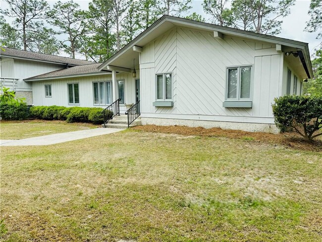 Building Photo - 28 Pine Forest Dr W
