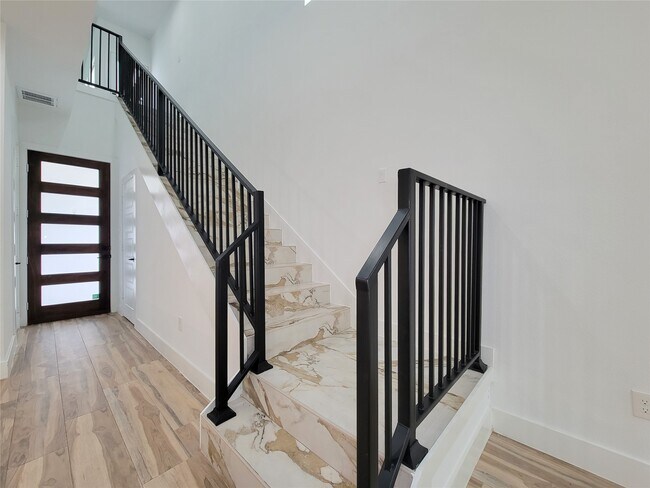 Building Photo - 5019 Creekmont Dr