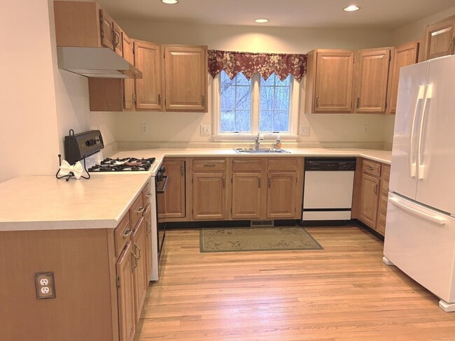 Building Photo - 5 Howes Ct