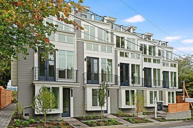 Building Photo - Queen Anne Townhome