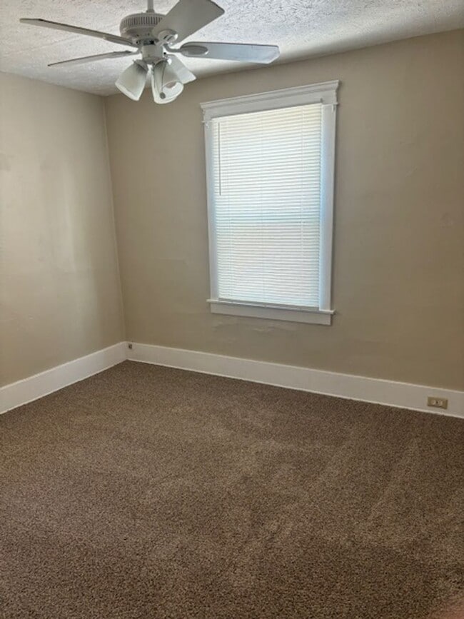 Building Photo - Charming Three Bedroom home close to Lakev...