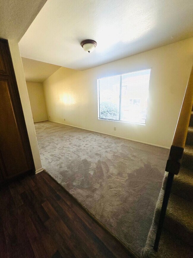 Building Photo - 1314 W Apricot Ave