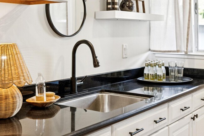 Building Photo - Pixley