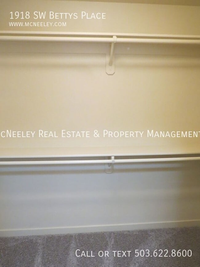 Building Photo - 1918 SW Betty's Pl