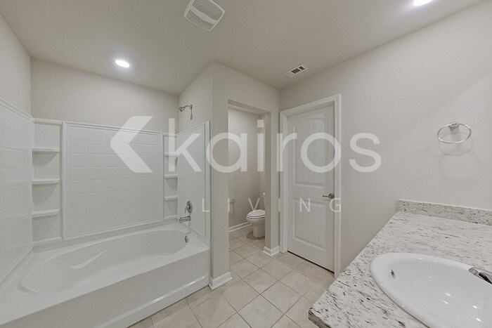 Building Photo - 402 Mango Dr