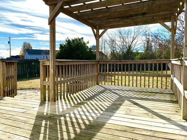 Building Photo - 411 Sideline Dr