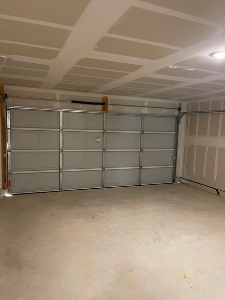 Garage - 2863 Red Diamond