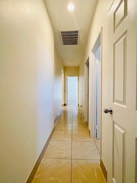 Building Photo - 83107 Greenbrier Dr