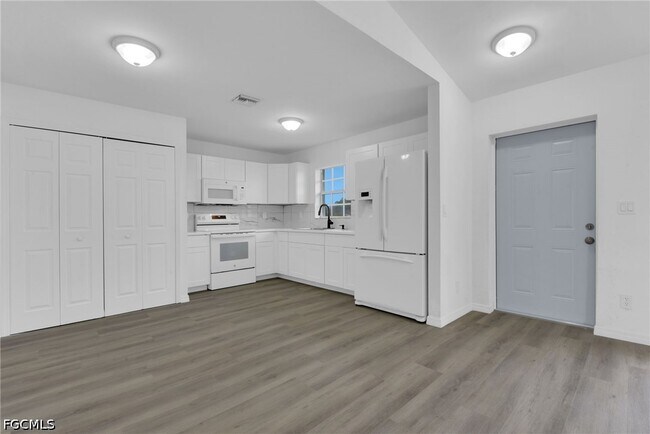 Building Photo - 128 Harold Ave S