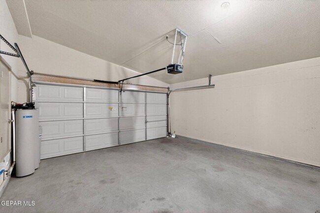 Building Photo - 2304 Honey Dew St