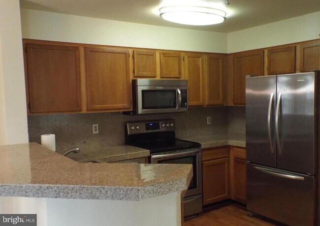Building Photo - 1100 Quaker Hill Dr