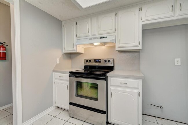 Building Photo - 9913 S Klein Ave