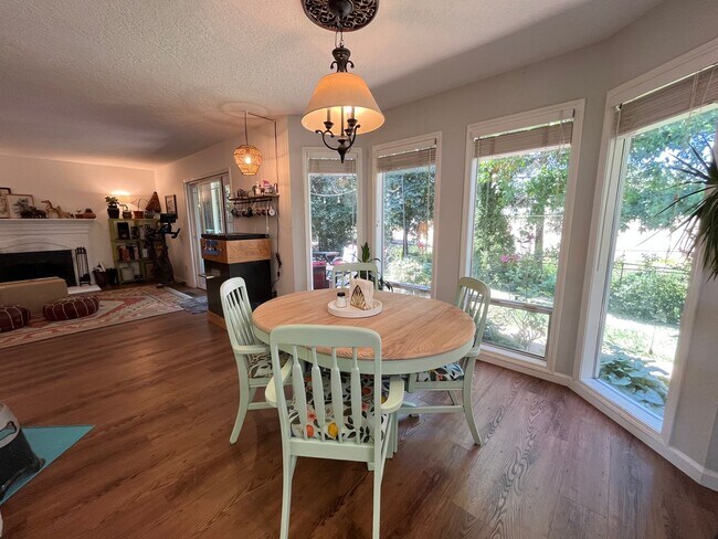 Building Photo - Beautiful 4Bd + 3Ba in Portland!! Offers Beautiful Outdoor Views and Great Gardening Backyards!!