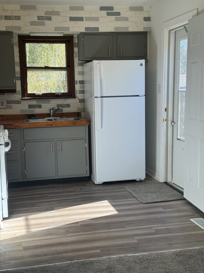 Building Photo - 26895 Bernice St