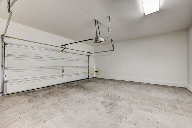 Building Photo - Adorable three bedroom in incredible SW location! Solar panels!