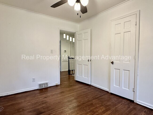 Building Photo - Charming Colonial-Style Home in the Desira...