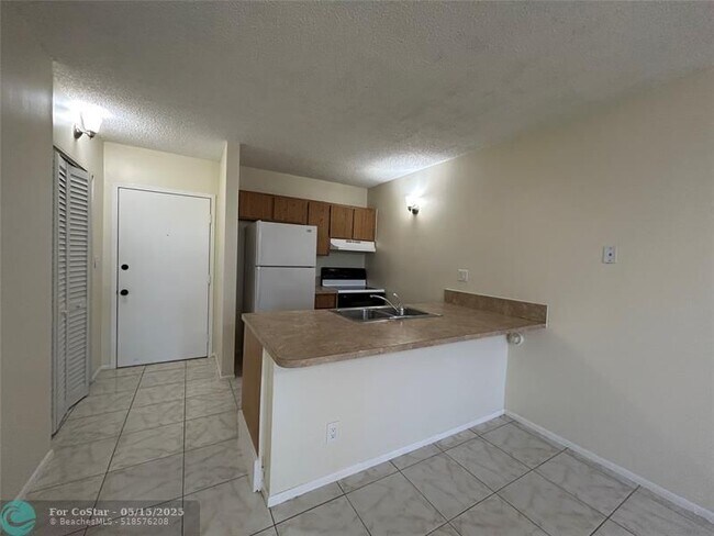 Building Photo - 2401 Riverside Dr