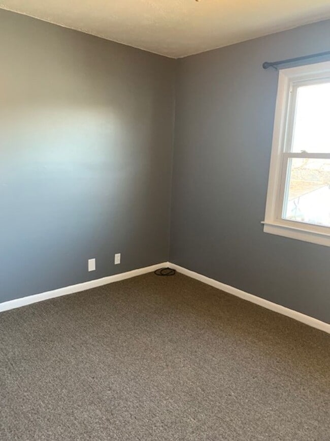 Building Photo - Modern & Traditional with Convenience