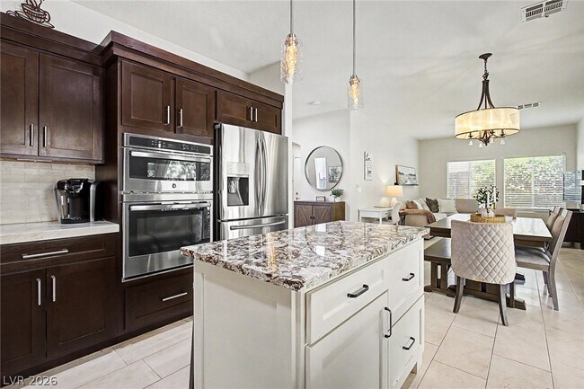 Building Photo - 2025 Shining Feather Ln