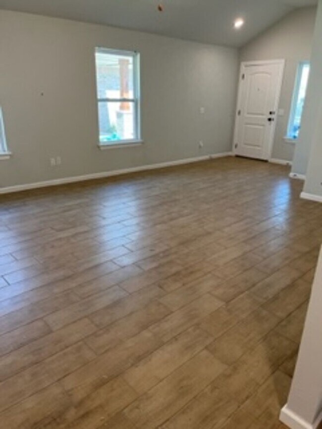 Building Photo - Striking New Home!