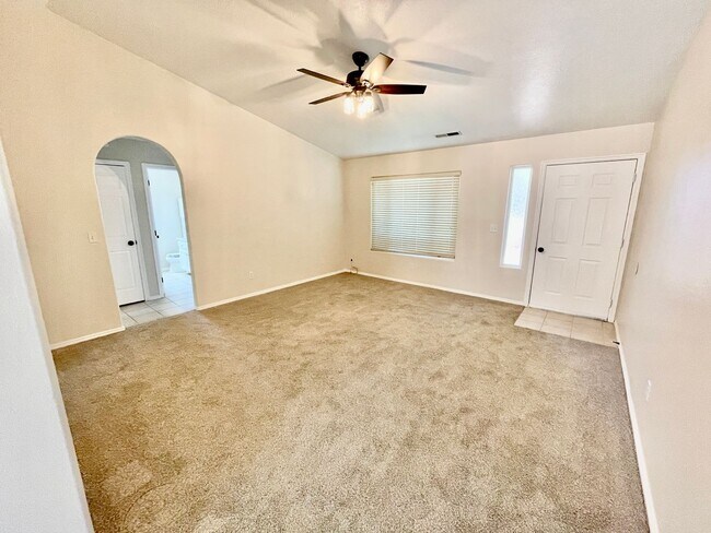 Building Photo - Adorable 3-BR Home in Red Cliffs Area
