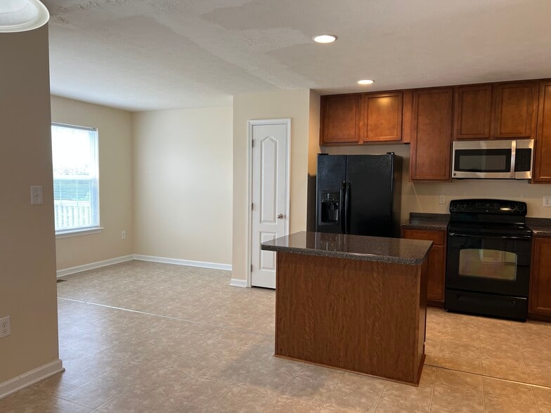 Building Photo - 325 Falcon Run