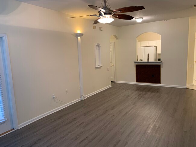 Building Photo - 10550 Baymeadows Rd