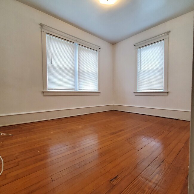 Building Photo - 100 Mary St