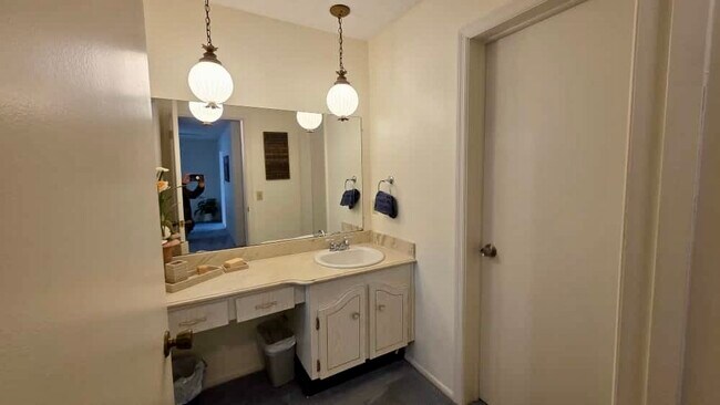 Building Photo - 701 Poinsettia Rd