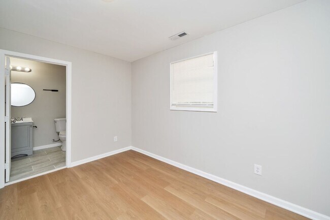 Building Photo - 429 Surrey Cir