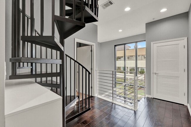 Building Photo - Luxury 2 Bedroom 2.5 Bath Townhome In Down...