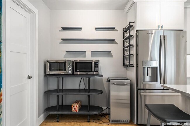 Building Photo - 6162 SE Riverboat Dr