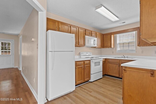 Building Photo - An adorable home! City Convenience!