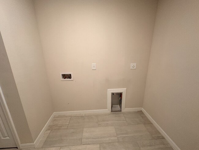 Building Photo - 129 NE 6th Ave