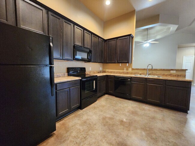 Building Photo - 3/2/1 Duplex w/ Stained Concrete Floors Th...