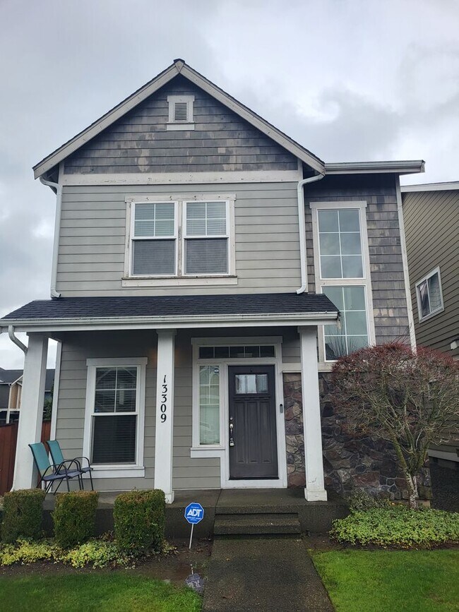 Building Photo - **$200 Move In Special**Beautiful 3 Bed 2.5 Bath 3 story home in South Hill Puyallup