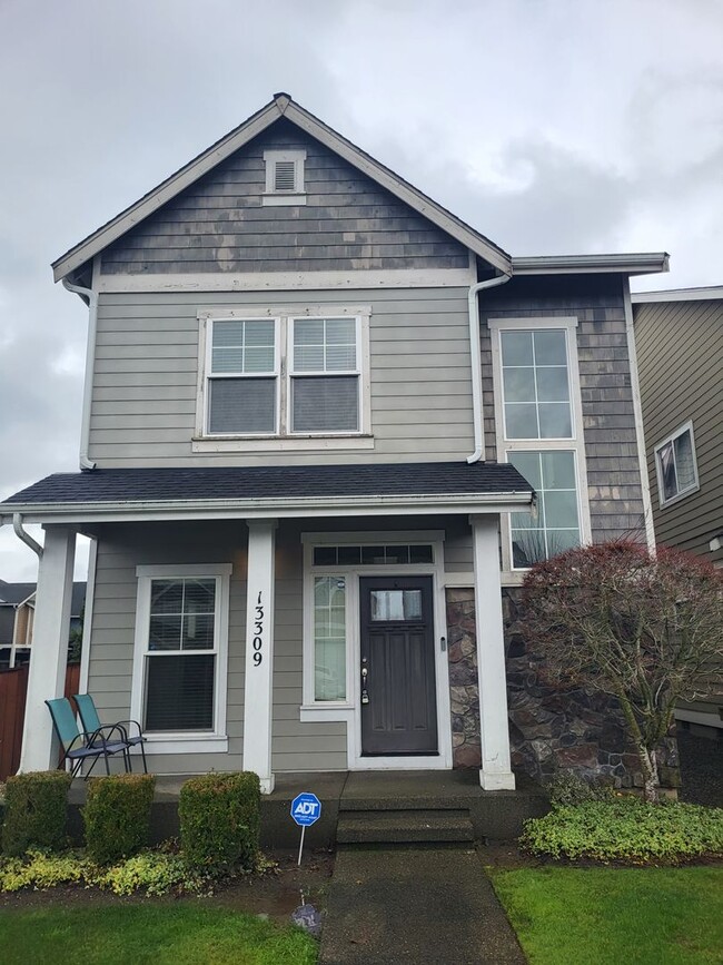 Building Photo - Beautiful 3 Bed 2.5 Bath 3 story home in South Hill Puyallup