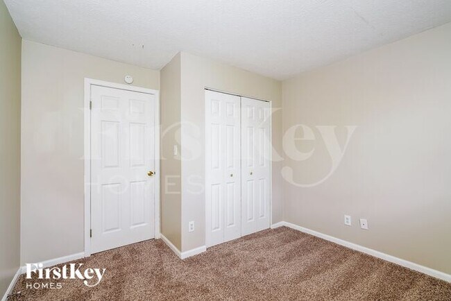 Building Photo - 5821 Buck Rill Dr