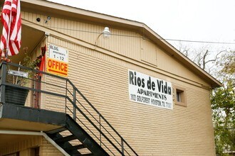Building Photo - Rios de Vida