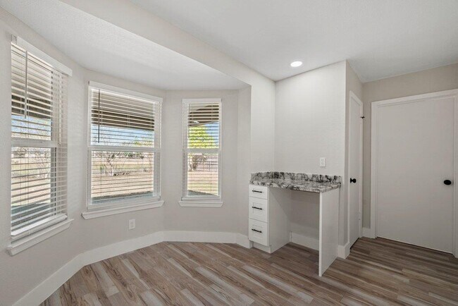 Building Photo - 1313 Redbud Trail