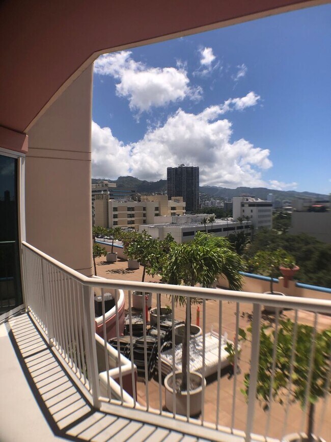 Building Photo - 1 bed, 1 bath, 1 parking with a lanai, loc...