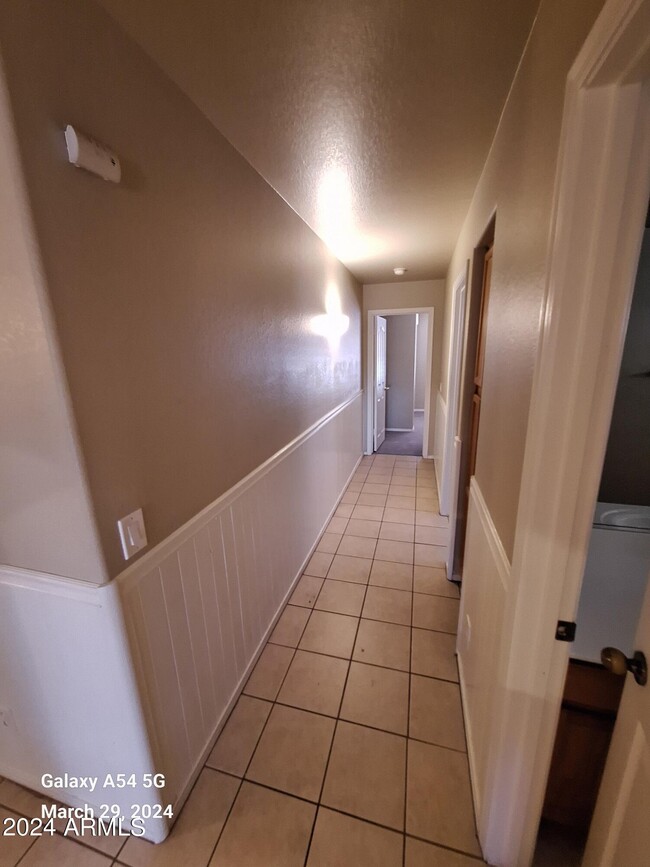 Building Photo - 9205 W Lone Cactus Dr