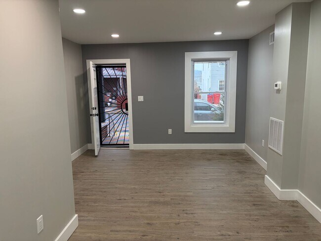 Building Photo - This Beautifully Fully Remolded 2 Bed 1 Full Bath Townhome in Stowe is Now Available