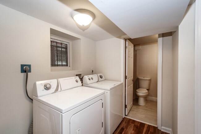 Building Photo - Renovated Columbia Heights 3BD Rowhome wit...
